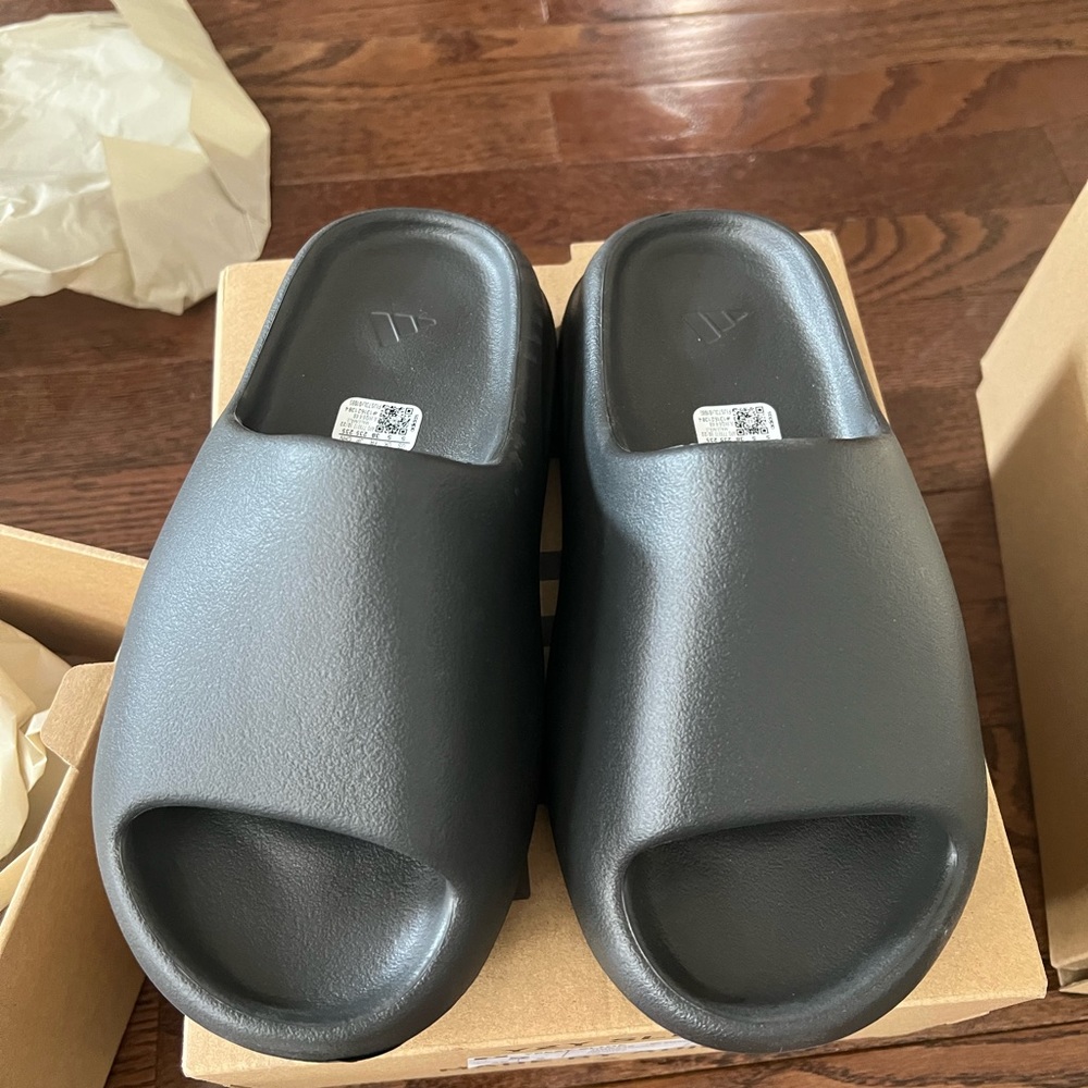 Brand new Yeezy slide men 5
